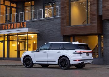 The Pinnacle of Opulence: Lincoln’s 2025 Navigator Ascends to the Six-Figure Realm