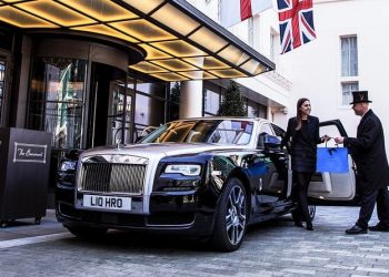 What Makes the Rolls-Royce Phantom the Ultimate Benchmark for Luxury Cars?