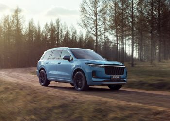 Which is Better for Long-Distance Travel: Hybrid or Electric Vehicles?